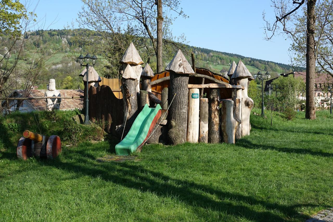 Gosciniec Dworski W Ropie - Pokoje Goscinne Ropa Dış mekan fotoğraf