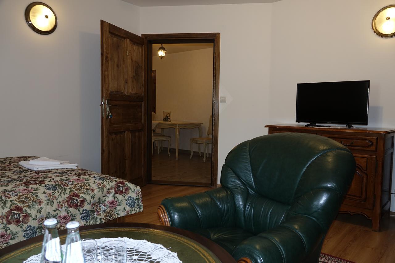 Gosciniec Dworski W Ropie - Pokoje Goscinne Ropa Dış mekan fotoğraf